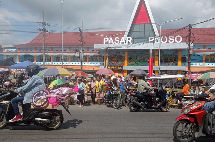 RAMAI: Kondisi Pasar Ploso, Jombang yang ramai aktivitas jual beli.