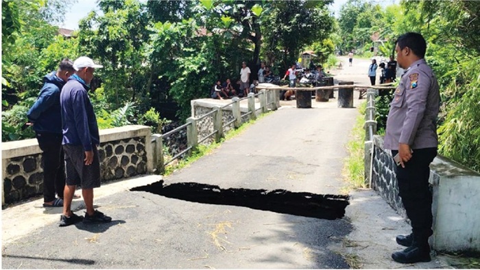 TAK BISA DILEWATI: Jembatan di Dusun Kempreng, Desa Latsari, Kecamatan Mojowarno, Jombang yang bolong, (16/2).