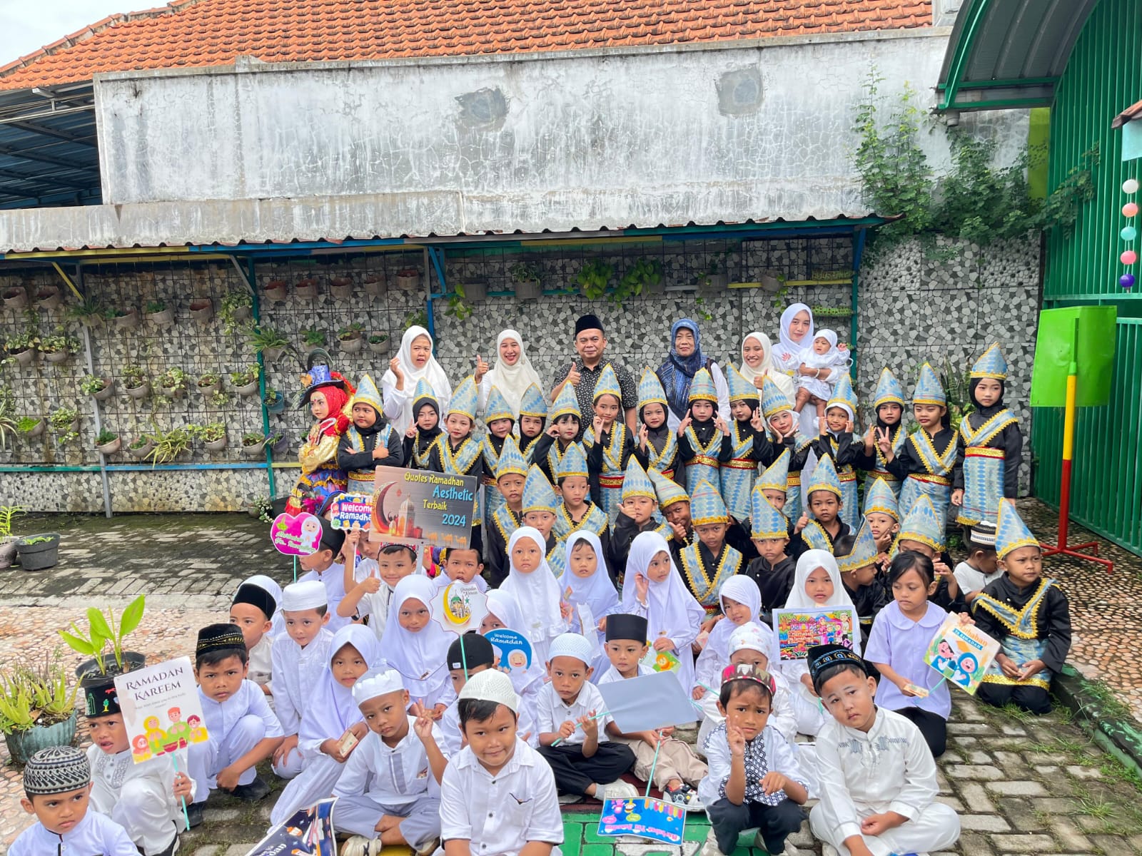 TELADAN: Wakil Ketua DPRD Jombang, HM Syarif Hidayatullah ST MMT (Gus Sentot) memberangkatkan pawai menyambut Ramadan di KB Flamboyan dan TK Trisula II Jombang, Jumat (13/2).