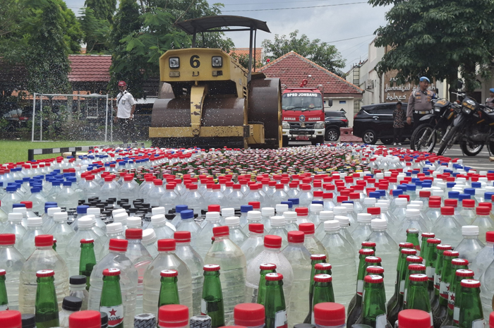 Sebanyak 7.310 botol minuman keras (miras) dimusnahkan jajaran Polres Jombang di Lapangan Mapolres Jombang, Rabu (18/2) pagi.