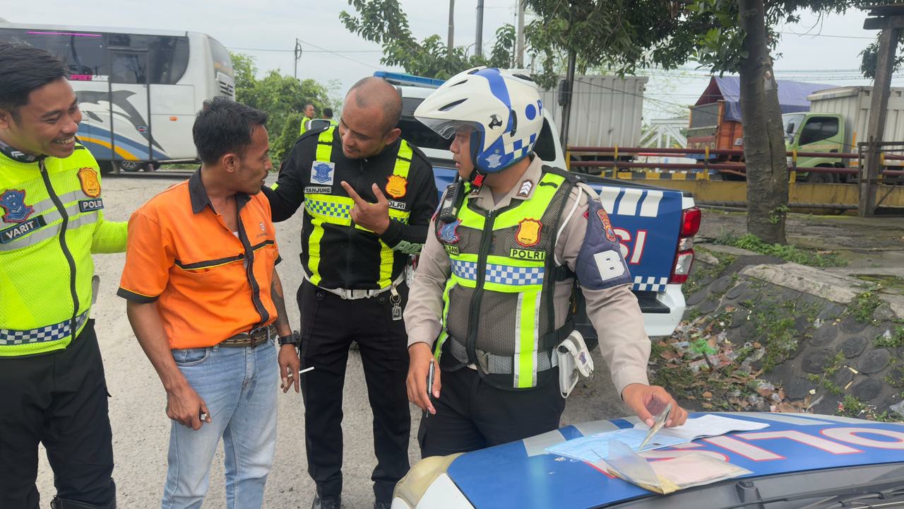 Sopir Bus Harapan jaya yang nyetir ugal-ugalan sambil mabuk saat dibekuk polisi