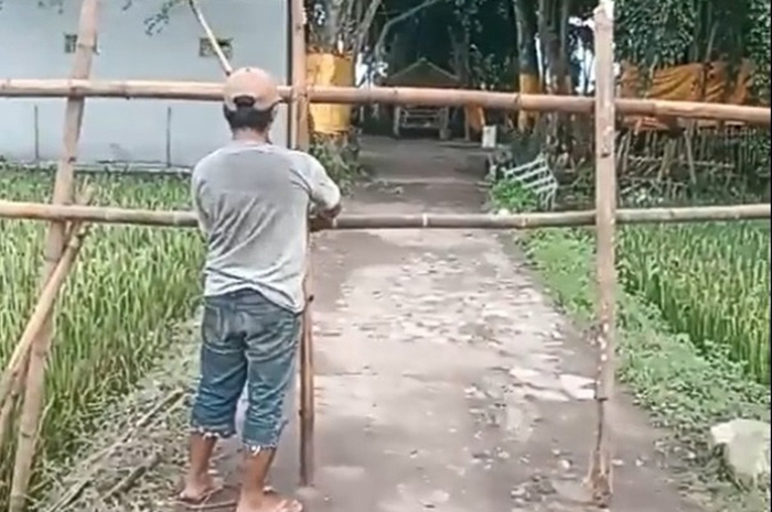 Akses menuju situs Petirtaan Sumberbeji di Desa Kesamben, Kecamatan Ngoro, Jombang kembali diblokir.