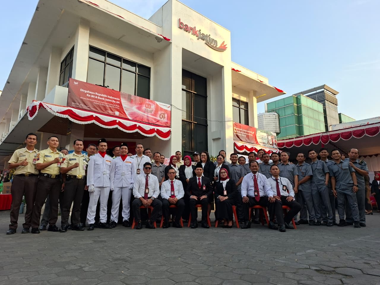 SINERGI: Pemimpin Bank Jatim Cabang Jombang Hanif Julhamsyah foto bersama keluarga besar Bank Jatim Cabang Jombang.