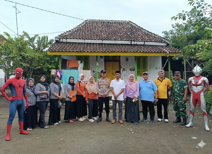 KOMITMEN BERSAMA: Kepala Desa Cukir Sawung Agus Basuki mendampingi jajaran lintas sektor saat giat PSN di wilayah Desa Cukir, Jombang, Jumat (13/2).