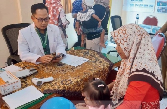 SEPENUH HATI: Petugas Dinkes Jombang melakukan pelayanan kesehatan.