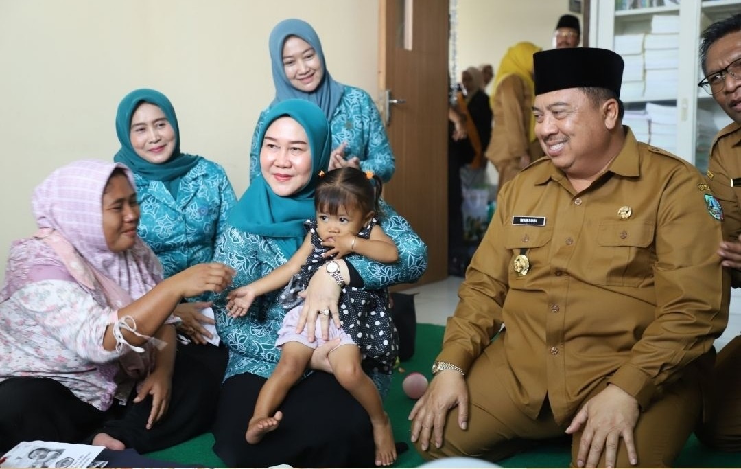 KOMPAK: Bupati Warsubi bersama Ketua TP PKK Kabupaten Jombang Yuliati Nugrahani dalam kegiatan PKK.