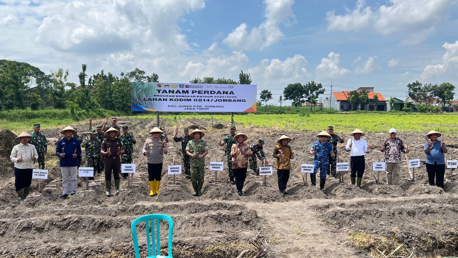SUKSES: Bupati Jombang Warsubi bersama Wabup Salmanudin Yazid beserta jajaran pejabat saat tanam perdana tebu program bongkar ratoon di Diwek 2025.