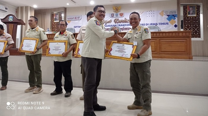 PRESTASI: Kepala Satpol Jombang PP Samsudi saat menirima penghargaan.
