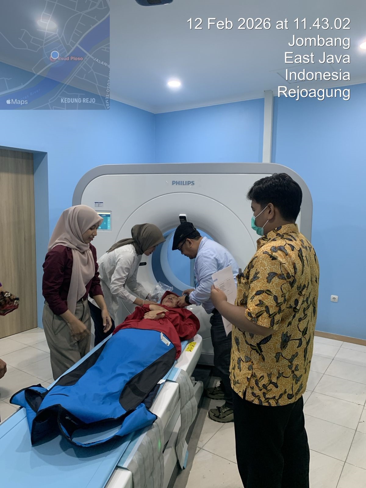 CANGGIH: Direktur RSUD Ploso, Jombang dr M Vidya Buana MH, menunjukkan CT Scan di ruang medis.