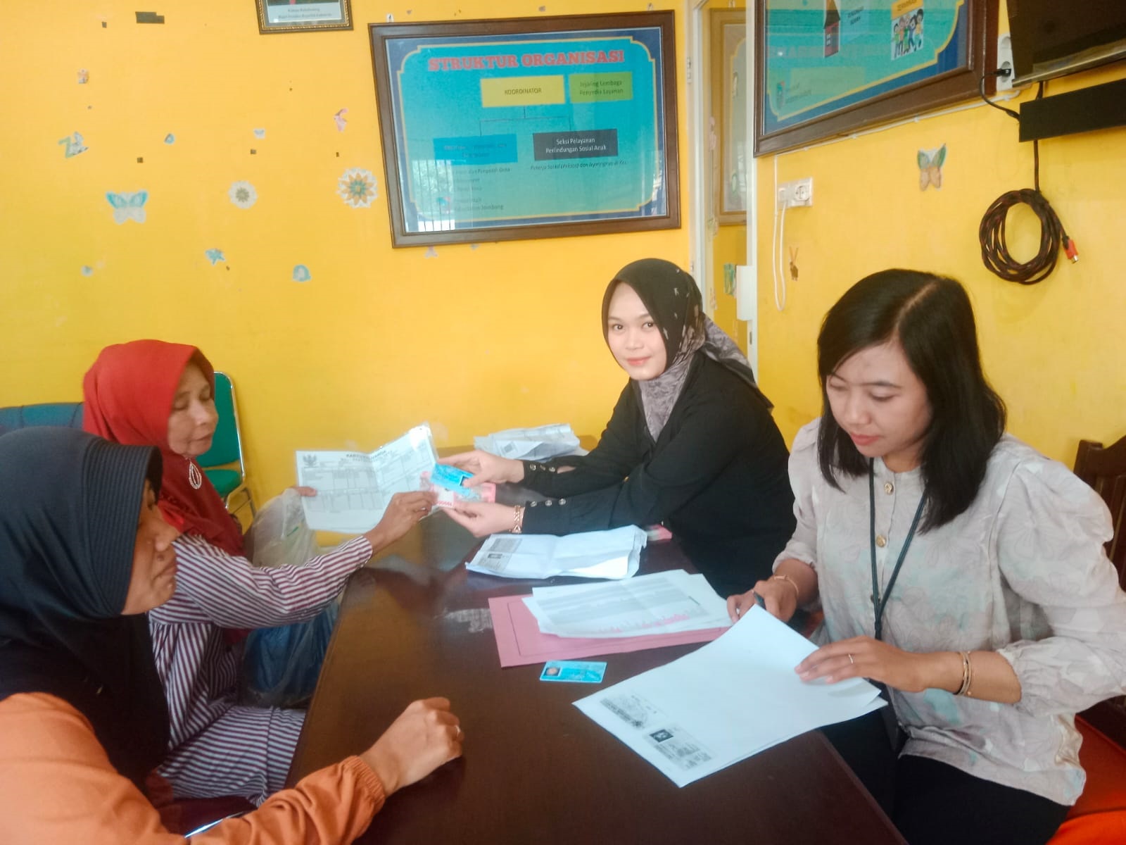 PENYALURAN: Dinsos Jombang terus mempercepat penyaluran banos untuk KPM.