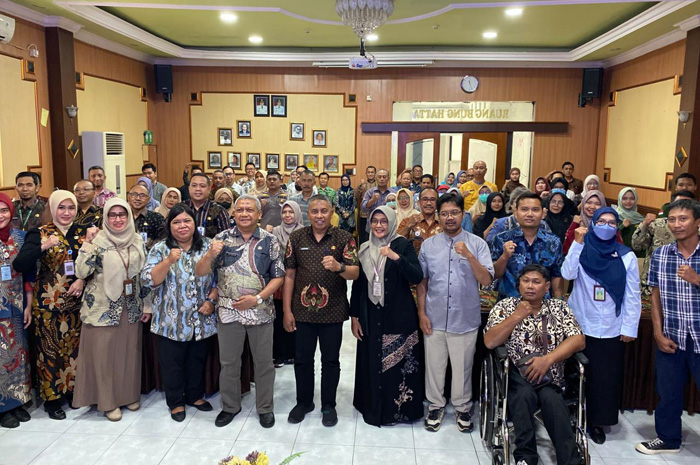 KOMPAK: Direktur RSUD Jombang dr Pudji Umbaran MKP bersama peserta FKP, (20/2).