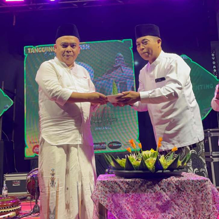 TELADAN: Wakil Ketua DPRD Jombang, HM Syarif Hidayatullah ST MMT (Gus Sentot), saat meresmikan rehab musala Arrohman Dusun Tanggungan Santren, Desa Bandung, Kecamatan Diwek, Jombang.