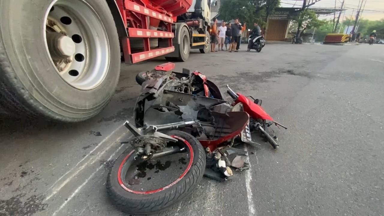 Kecelakaan maut terjadi di kawasan Embong Miring, Desa Denanyar, Kecamatan Jombang, Jumat (20/2) pagi. 