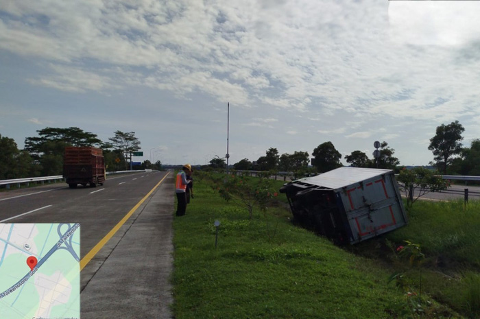 Kecelakaan tunggal terjadi di ruas Tol Jombang&ndash;Mojokerto KM 672+400 A, Jumat (20/2) pagi