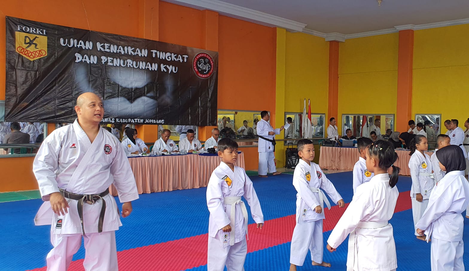 TANGKIS: Karateka saat mengikuti ujian kenaikan tingkat di Dojo Mahameru Jombang, (25/1). 