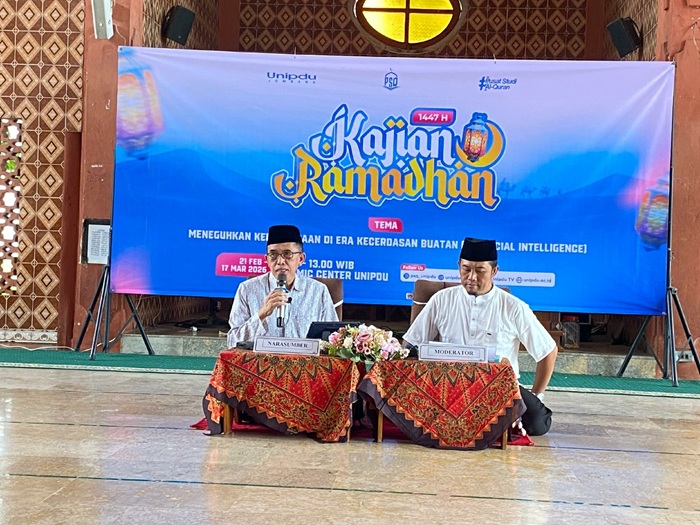 MENDALAM: Ketua Yapetidu, KH M Zaimuddin W Asad, saat menyampaikan materi kajian Ramadan di Islamic Center Unipdu, Jombang, Sabtu (21/2).