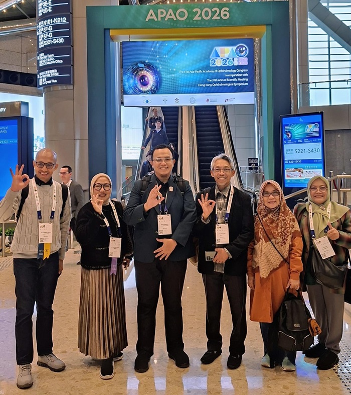 GO INTERNASIONAL: dr Mochammad Sjarifudhin SpM (tengah) bersama rekan-rekannya menjadi delegasi Indonesia dalam APAO Congress 2026 di Hong Kong (5&ndash;8/2).