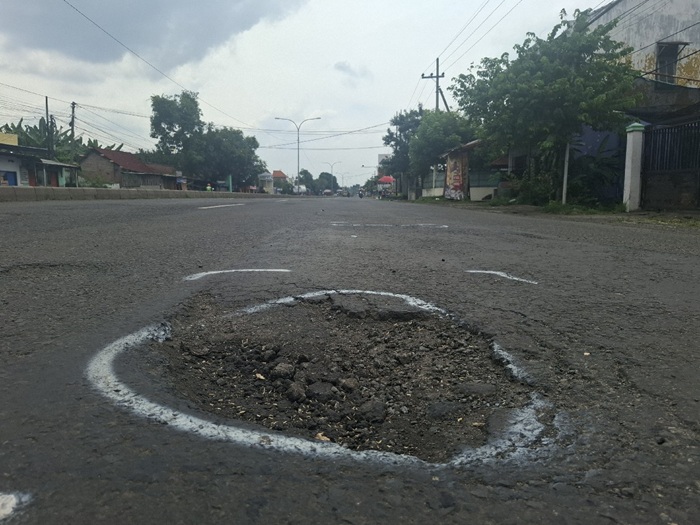 BAHAYA: Kondisi jalan nasional di Desa Jogoloyo, Kecamatan Sumobito, Jombang berlubang, (21/2).