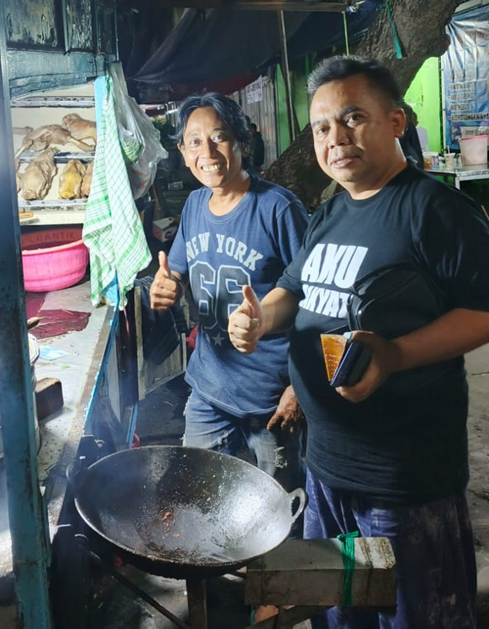 TELADAN: Wakil Ketua DPRD Jombang, HM Syarif Hidayatullah ST MMT (Gus Sentot), bersama penjual nasi goreng di depan SDN barat ringin contong, Jombang.