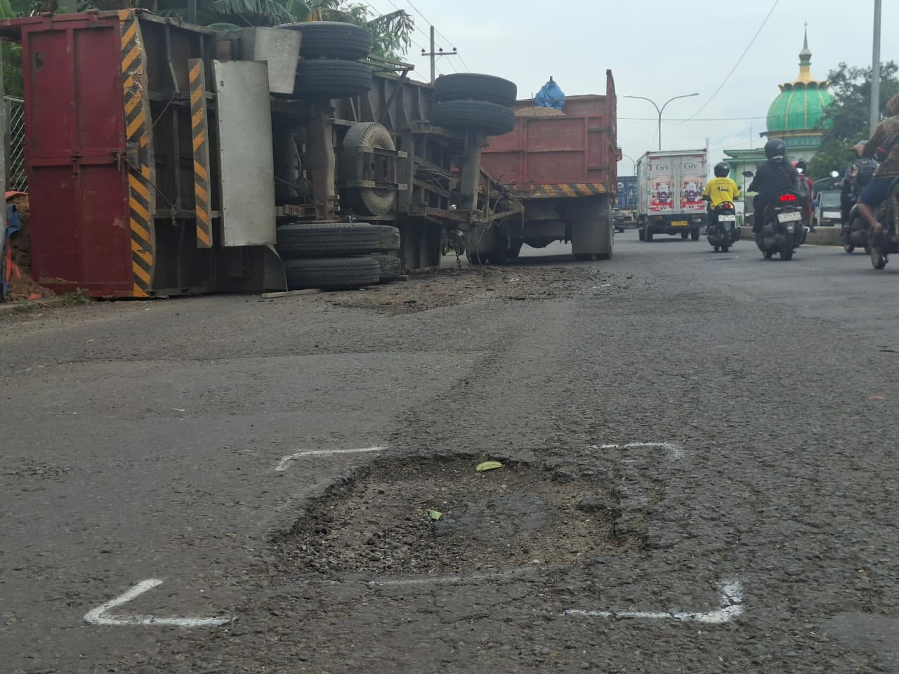 Truk gandeng ini ambruk di Desa Palrejo, Kecamatan SUmobito, Jombang usai terjerembab lubang jalan nasional