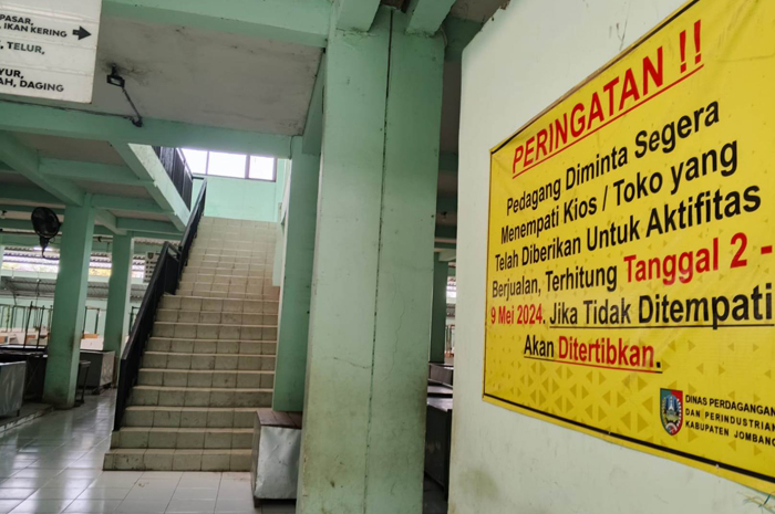 Pemerintah mengambil alih kios di pasar perak jombang yang tak ditempati pedagang dan dibiarkan mangkrak