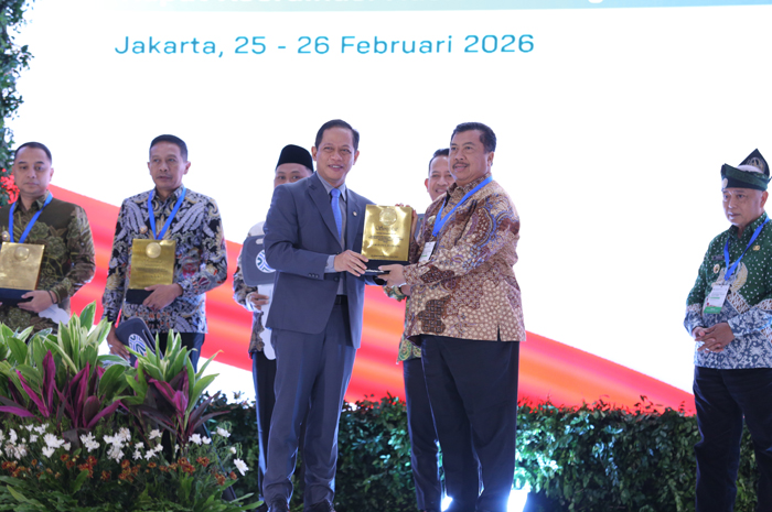 SELAMAT: Bupati Jombang Warsubi menerima penghargaan dari Menteri Lingkungan Hidup/Kepala Badan Pengendalian Lingkungan Hidup, Hanif Faisol Nurofin di Gedung Balai Kartini, Jakarta, Rabu (25/2). 