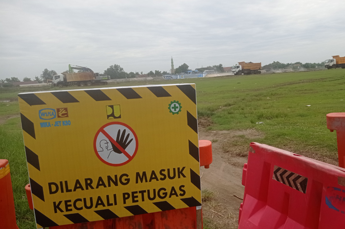  DIGALI: Tanggul Sungai Brantas  di Desa Sudimoro, Kecamatan Megaluh, Jombang digali untuk keperluan proyek rehab Bendung Jatimlerek.