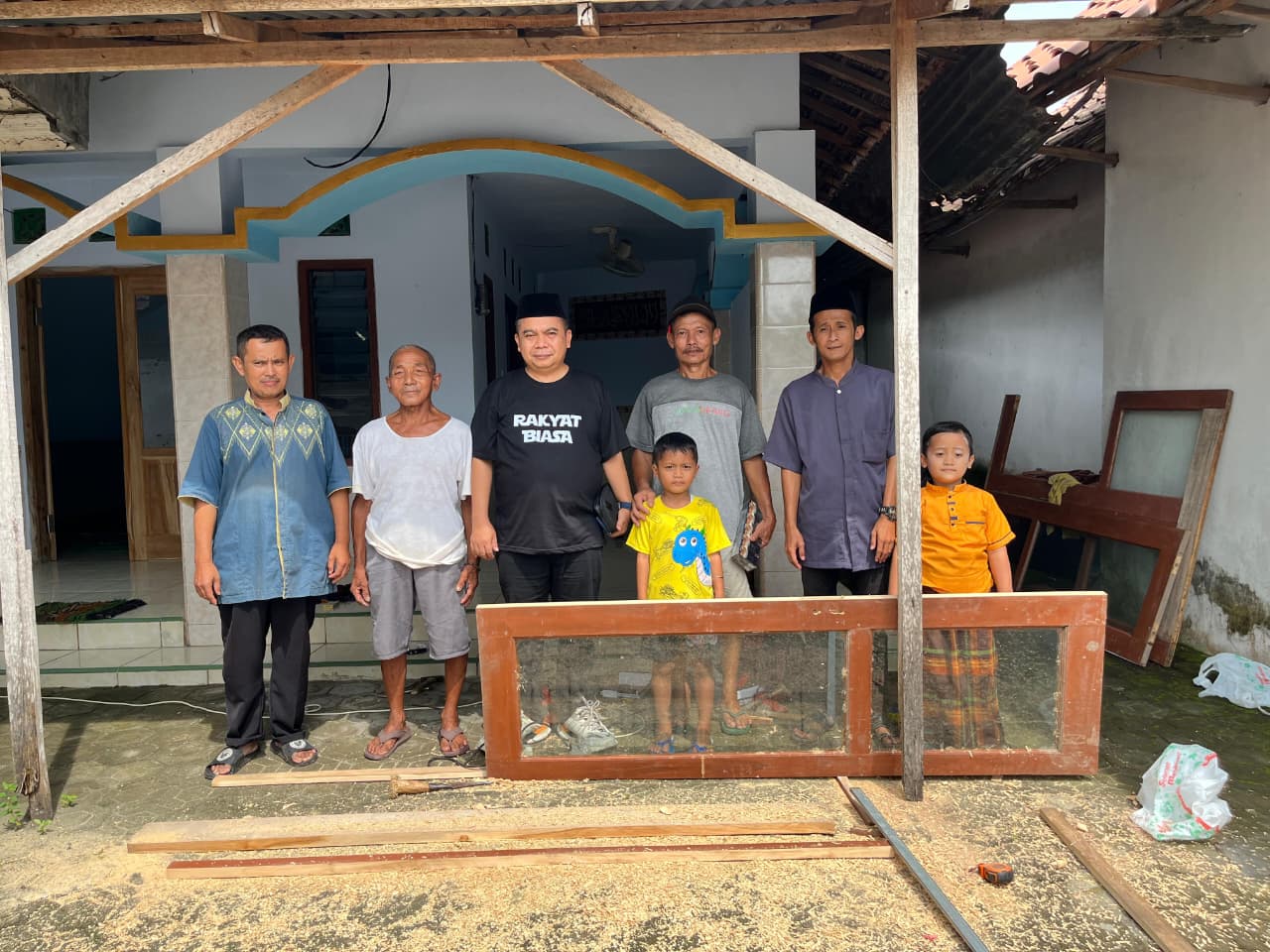TELADAN: Wakil Ketua DPRD Jombang, HM Syarif Hidayatullah ST MMT (Gus Sentot), saat meninjau rehab musala Baitussalam Dusun Ngembeh, Desa  Ngumpul, Jogoroto.