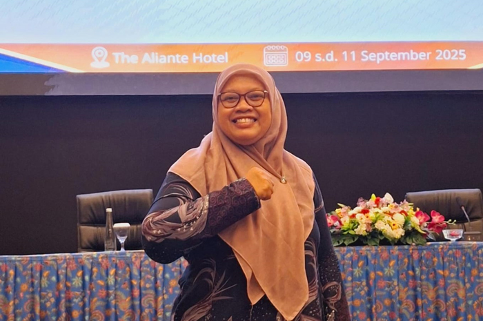 Ni'maturrohmah MPd, Wakakurikulum SMA A Wahid Hasyim Tebuireng, Jombang