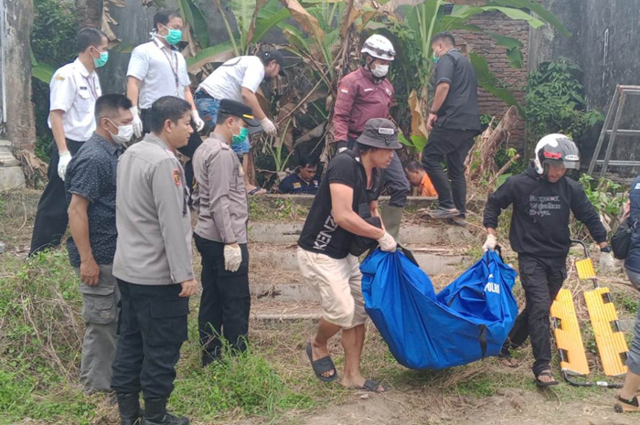 Penemuan dua jasad perempuan di lubang puing bangunan bekas asrama polisi Desa Rejoagung, Kecamatan Ploso, Jombang, Rabu (25/2) siang membuat geger warga.