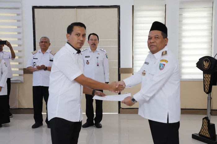 SUKSES: Wakil Bupati Jombang Salmanuddin Yazid menyerahkan SK ke Direktur Perumda Aneka Usaha Seger Ivan Dwi Fibrian.