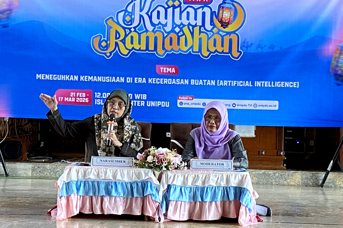 CERDAS: Hj Uswatun Qoyyimah SS Med PhD saat menyampaikan materi kajian Ramadan yang digelar Pusat Studi Qur&rsquo;an Unipdu Jombang, Kamis (26/2).