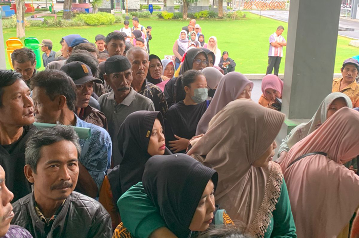ANTRE: Ratusan warga memadati kantor Dinas Kependudukan dan Pencatatan Sipil (Dispendukcapil) Jombang untuk mengurus pencetakan KTP-el, Kamis (26/2).