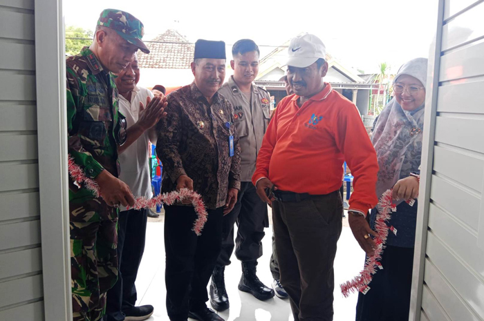 KOMITMEN BIDANG KESEHATAN: Kepala Desa Mancilan Atim Riduwan mendampingi para tamu undangan saat peresmian Polindes, Jumat (13/2).