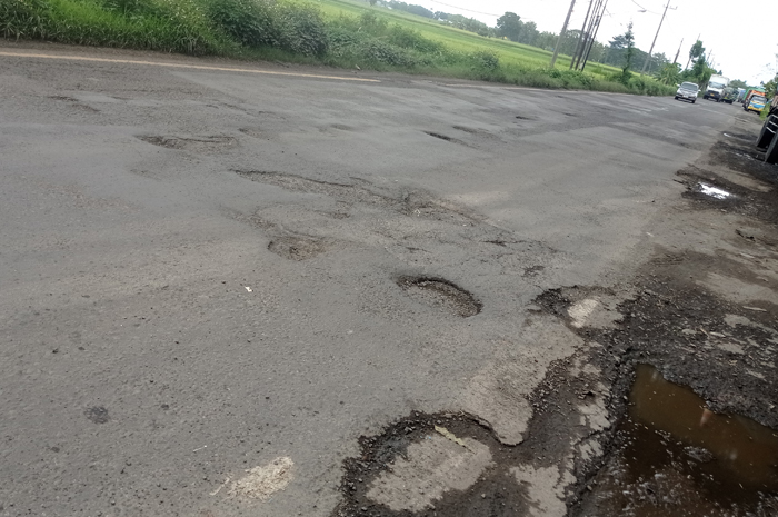 RUSAK: Kondisi jalan nasional di ruas Jl Basuki Rahmat, Jombang yang masih berlubang, Kamis (26/2).
