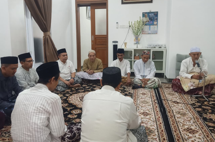 TELADAN: Wakil Ketua DPRD Jombang, HM Syarif Hidayatullah ST MMT (Gus Sentot), saat menghadiri haul KH Mahrus Ali di Pondok Pesantren Lirboyo, Kediri, Selasa (24/2).
