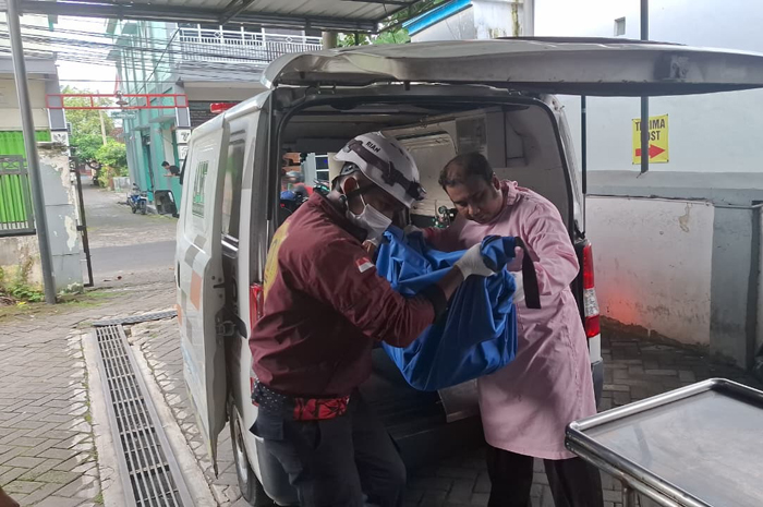 Jasad ibu dan anak yang ditemukan di bekas asrama Polri (Aspol) terbengkalai di Desa Rejoagung, Kecamatan Ploso dibawa ke RSUD Jombang.