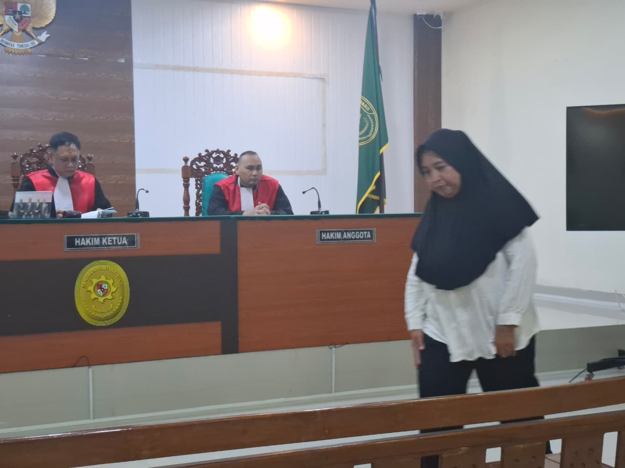 Fauziah Priati Ningsih, 47, terdakwa kasus pembunuhan suami siri di Desa Johowinong, Kecamatan Mojoagung, Jombang menjalani sidang.