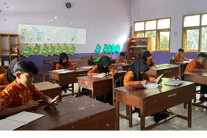 FOKUS: Siswa SDN Wonosalam 5, Wonosalam, Jombang mengikuti tryout TKA di sekolah menggunakan smartphone, (25/2).