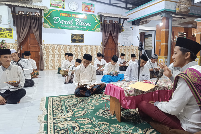 KHUSYUK: Para santri Pondok Pesantren Darul Ulum, Gapuk, Genukwatu Ngoro, mengikuti kegiatan ngaji kitab, Rabu (25/2).
