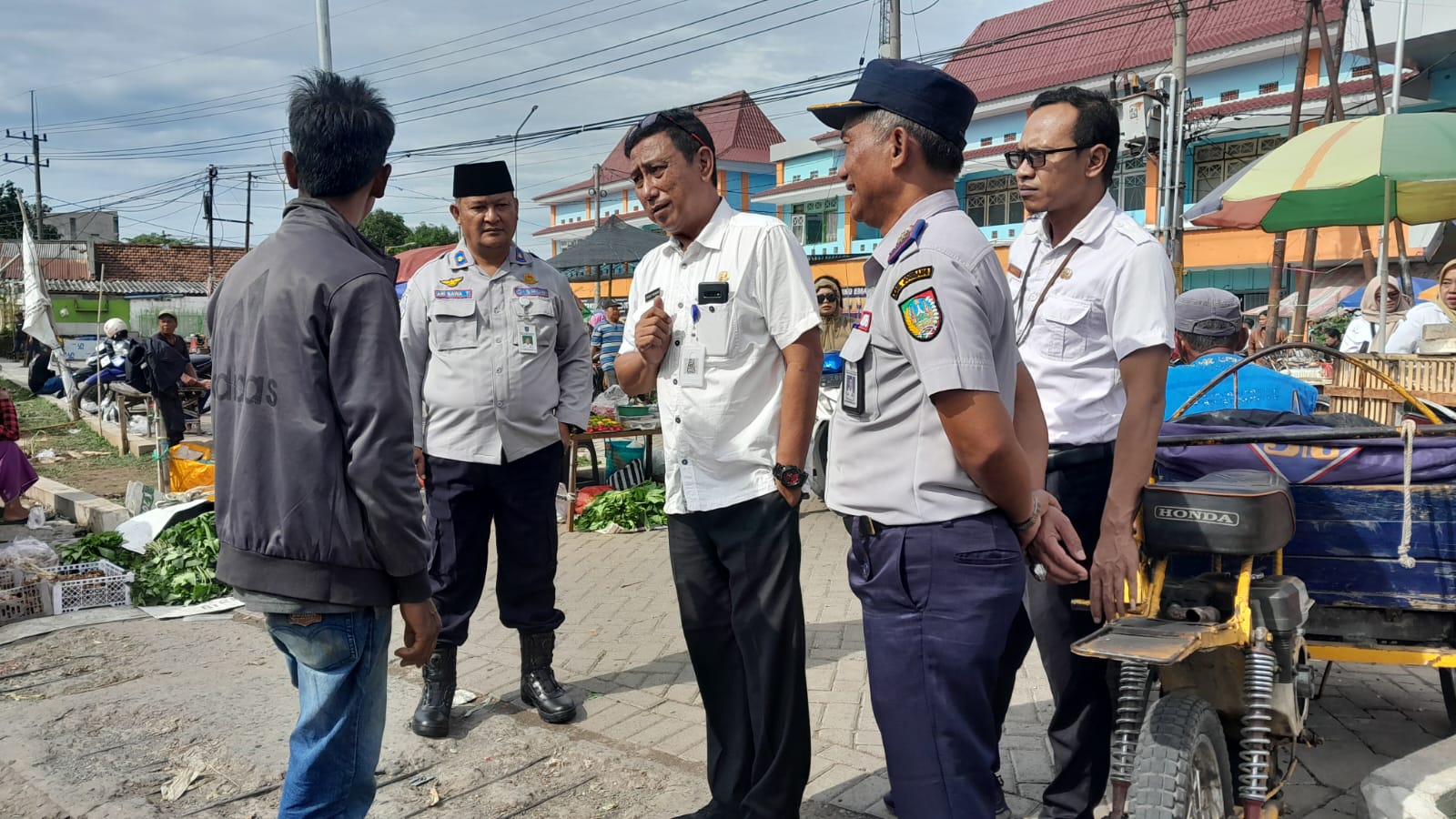 BANDEL: Pedagang masih berjualan di trotoar dan bahu jalan sekitar Pasar Ploso, Jombang.