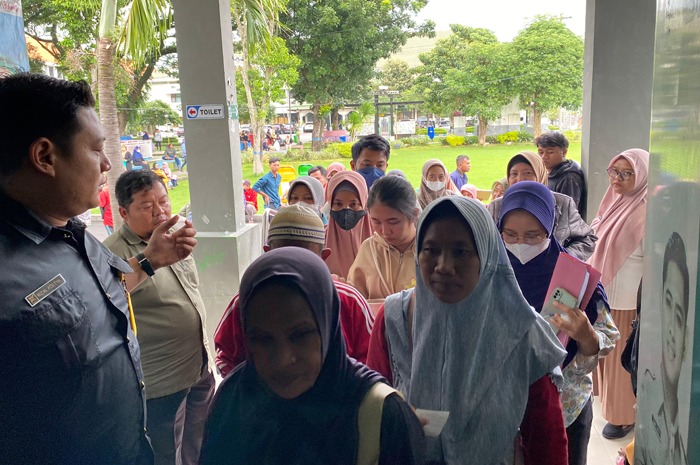 MEMBELUDAK: Ratusan warga saat mengakses layanan KTP el di Kantor Dispendukcapil Jombang, (27/2). 