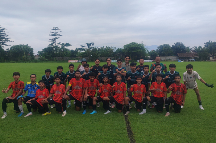 Kepala Desa Blimbing Wahyu Hidayat mendampingi ketua panitia Eko Santoso dan tim peserta saat pembukaan JFC Ramadhan Cup U-15 Mini Tournament di lapangan Desa Blimbing, Gudo, Jombang.