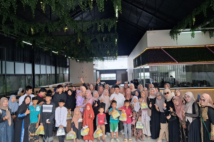 TELADAN: Wakil Ketua DPRD Jombang, HM Syarif Hidayatullah ST MMT (Gus Sentot), menghadiri santunan yatim oleh komunitas senam Endang Aerobik di Food Corner, Mancar, Peterongan, Jombang, Rabu (25/2).