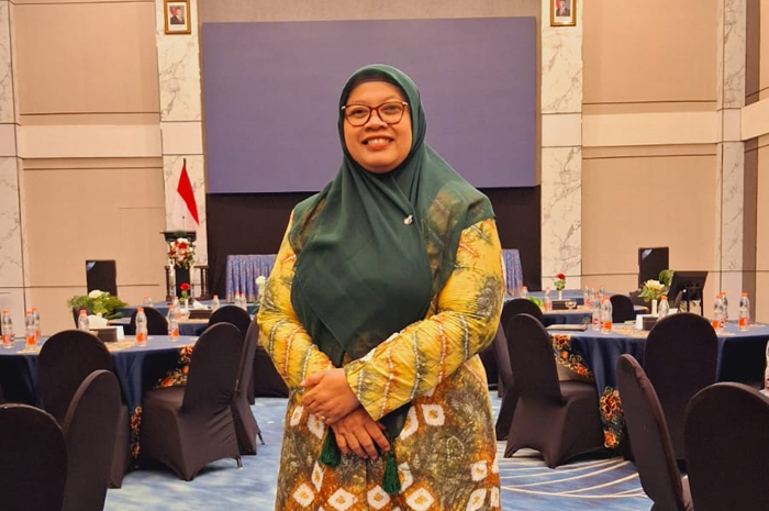  Ni'maturrohmah MPd, Wakakurikulum SMA A Wahid Hasyim Tebuireng, Jombang.