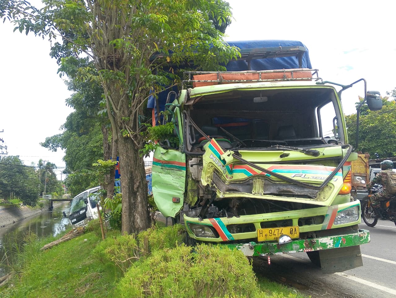 Kecelakaan melibatkan dua truk terjadi di Jalan Raya Desa Pesantren, Kecamatan Tembelang, Jombang, Jumat (27/2) pagi.