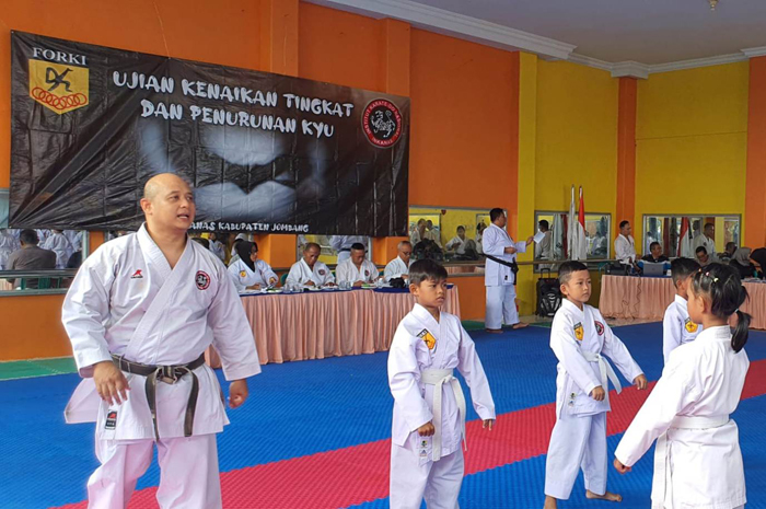 DISIPLIN: Karateka saat mengikuti ujian kenaikan tingkat di Dojo Mahameru Jombang, (25/1). 