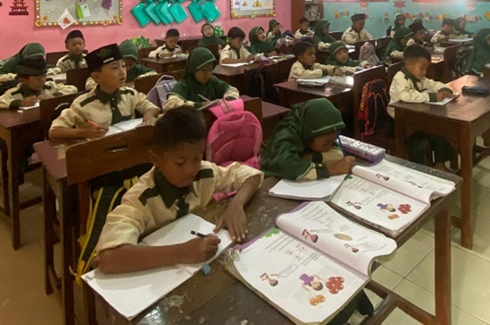 SEMANGAT: Siswa kelas 1 SDN Karangan 2 Kecamatan Bareng, Jombang saat mengikuti pembelajaran.