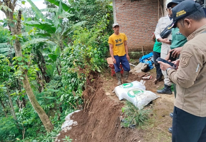 WASPADA: Tebing di Desa Carangwulung Kecamatan Wonosalam, Jombang, longsor, (24/2). 