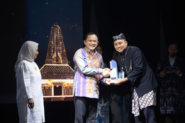 Nurhadi (kanan) guru di SMKN Kabuh, Jombang menerima penghargaan.